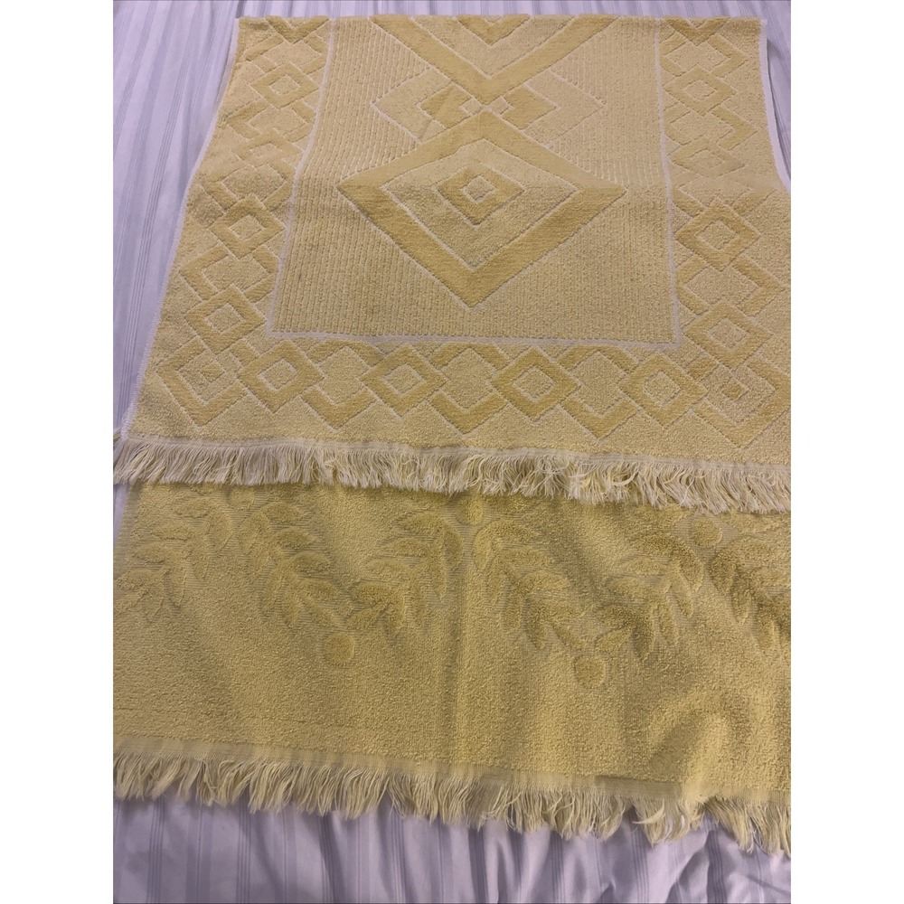 Vtg Dundee 2 Bath Towels Yellow, Leaves,‎ Triangles